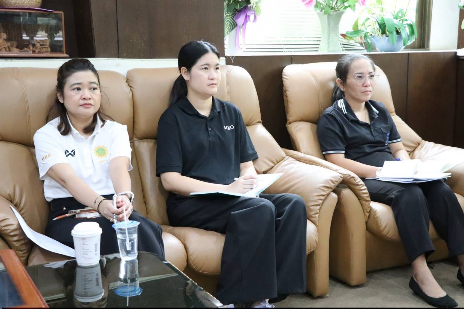 title - ผอ.ศพส. ให้การต้อนรับ รศ.ดร.พรรณี สวนเพลง ผู้อำนวยการศูนย์รวมผู้เชี่ยวชาญทางด้านการท่องเที่ยวเชิงวัฒนธรรมอาหาร และเจ้าหน้าที่ เยี่ยมชมกิจกรรมการดำเนินงานของศูนย์ส่งเสริมและพัฒนาอาชีพเสริมนอกภาคการเกษตร